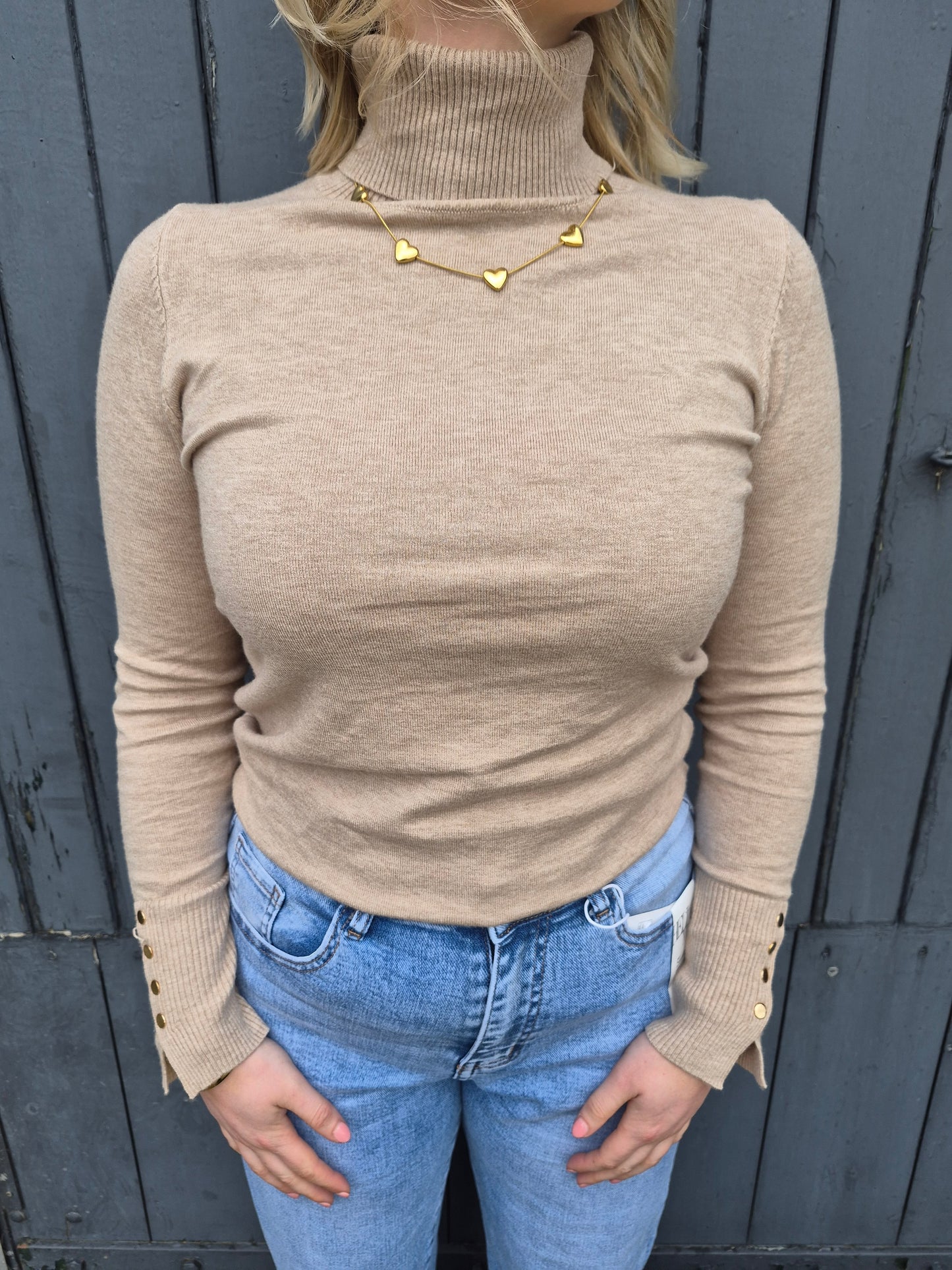 one-size coltrui beige met elegant gouden knoopdetail