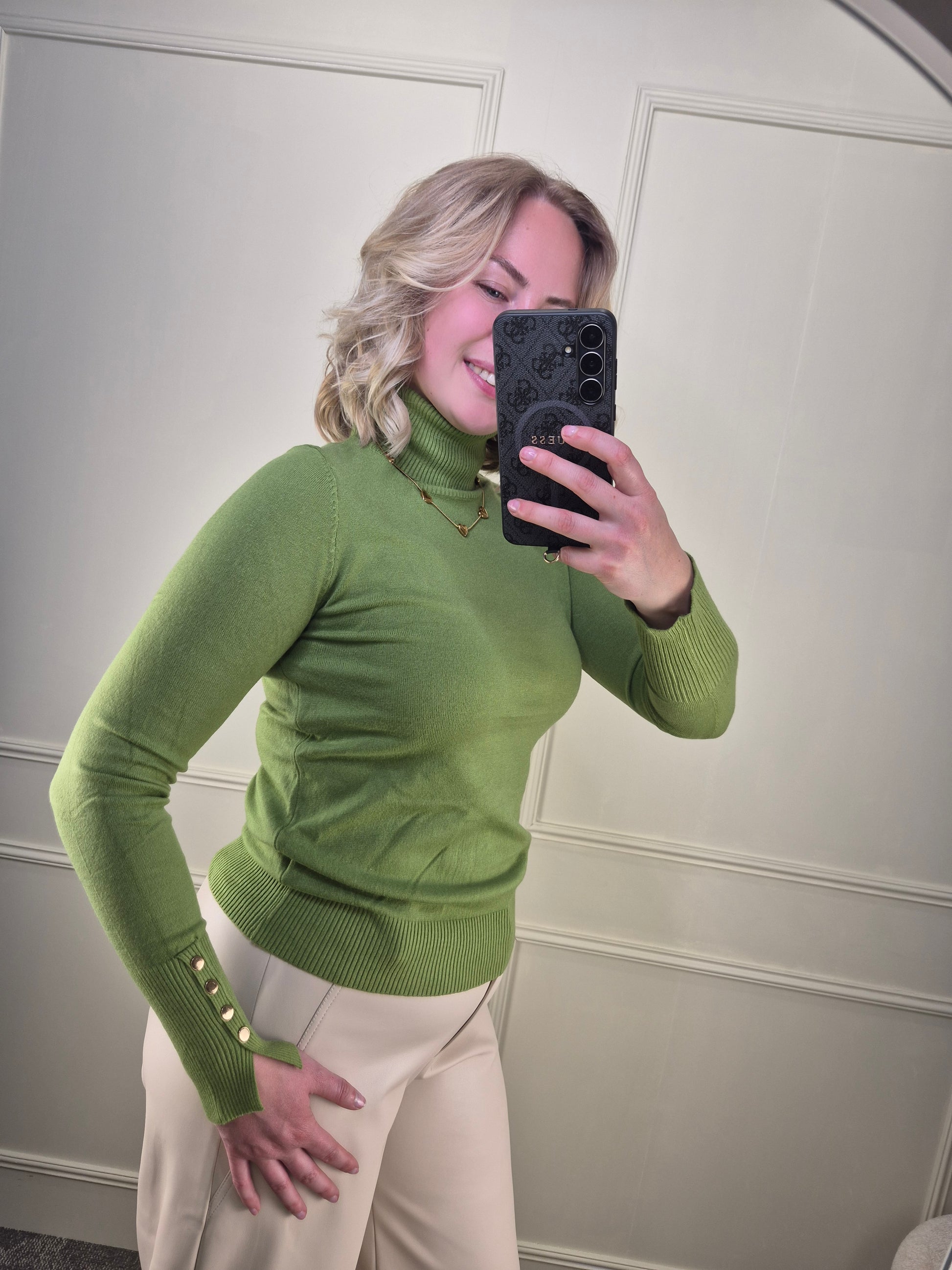Top met col in groen met pu leather pants beige