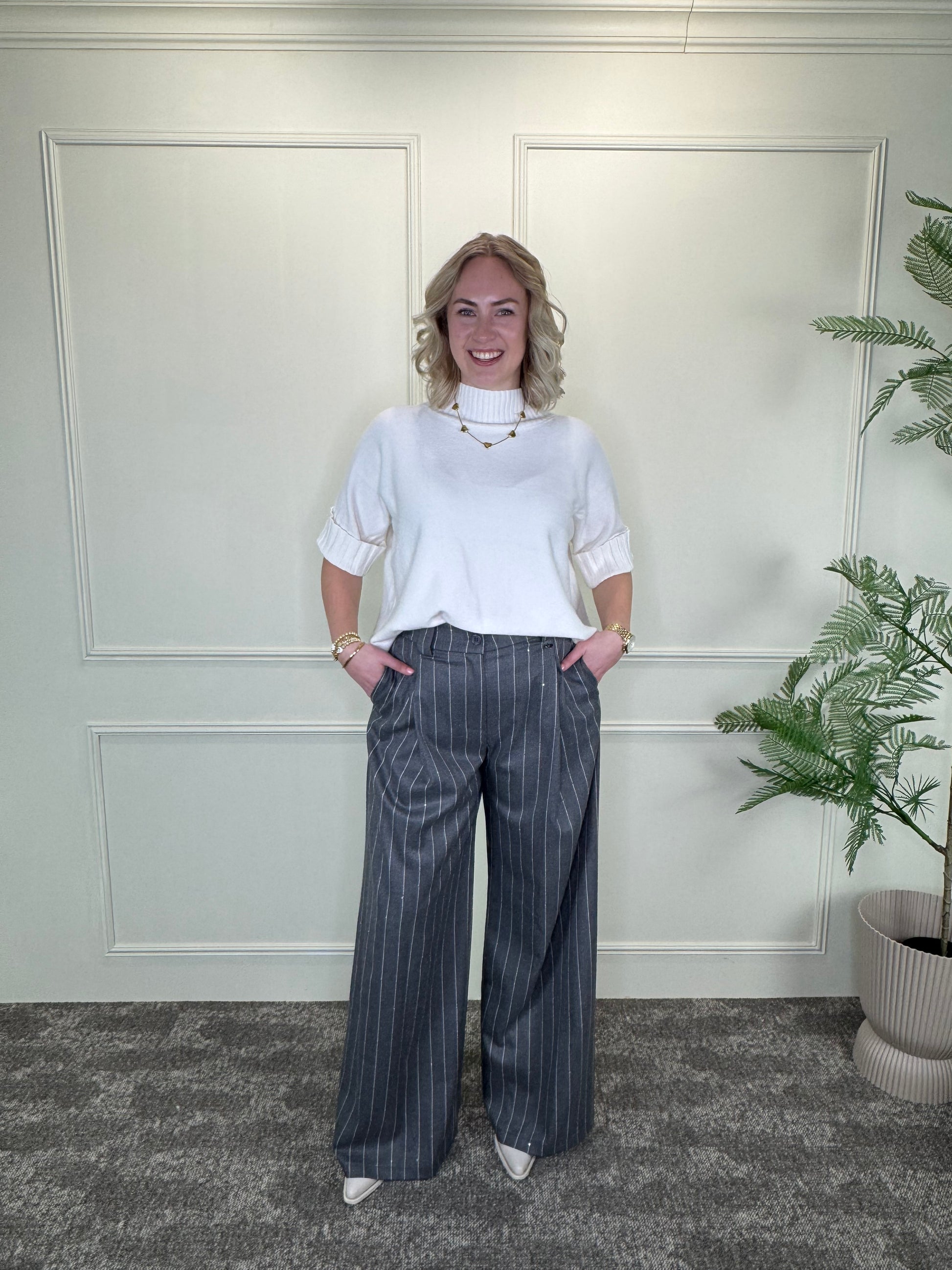Basic knitted top roomwit met omslag op de mouwen en mooie halsafwerking Label Rozay