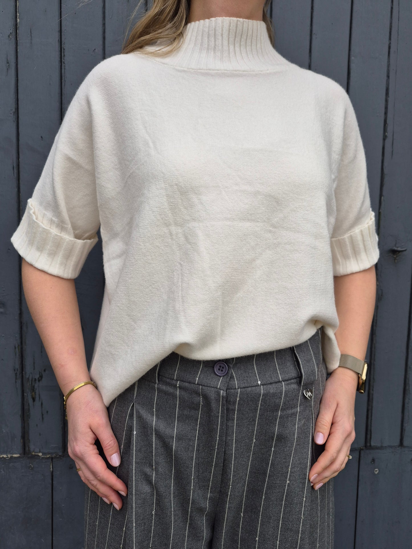 Basic knitted top roomwit met omslag op de mouwen en mooie halsafwerking Label Rozay