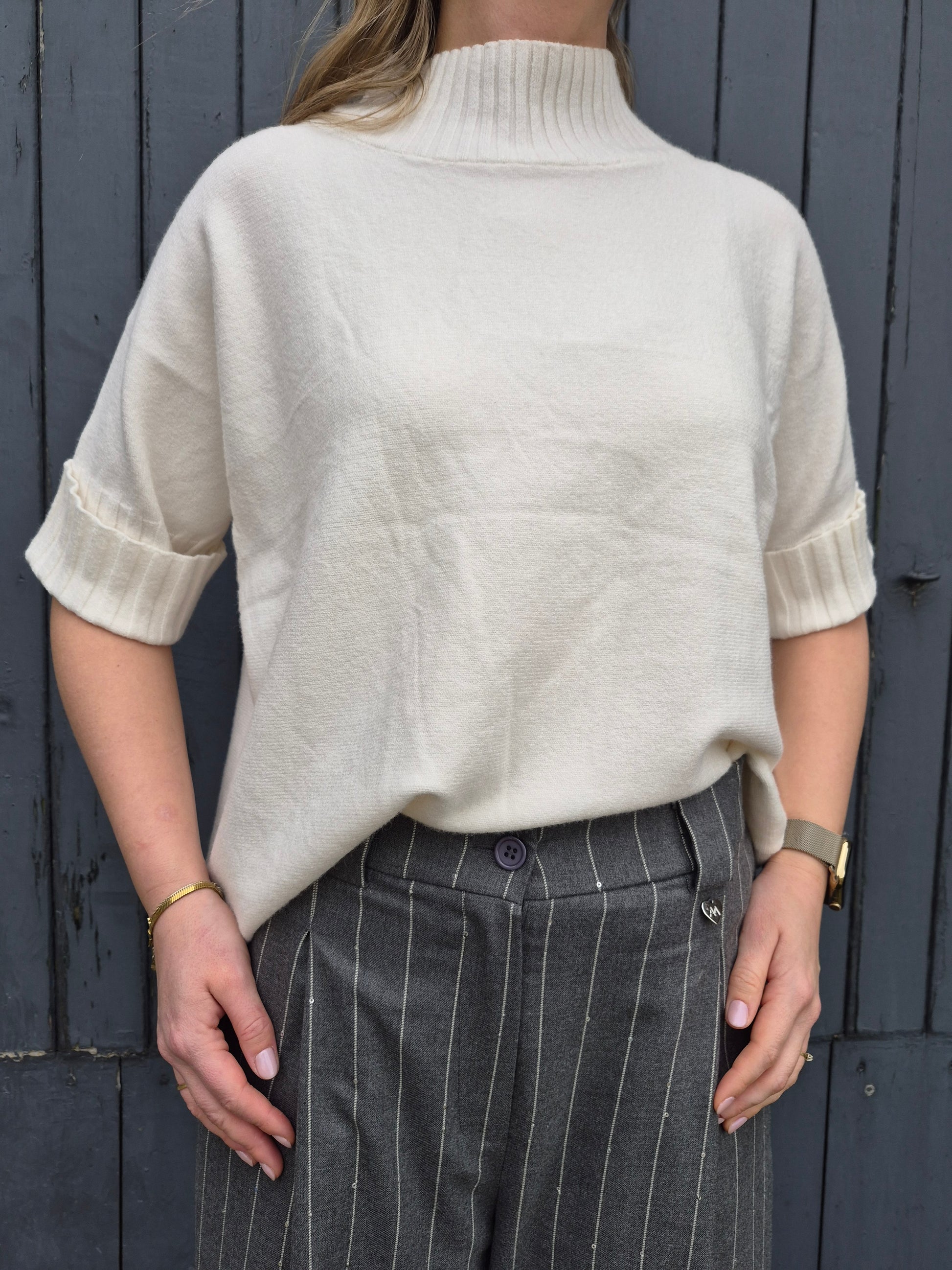 Basic knitted top roomwit met omslag op de mouwen en mooie halsafwerking Label Rozay