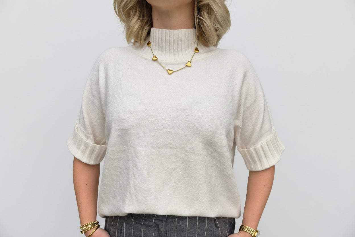 Basic knitted top roomwit met omslag op de mouwen en mooie halsafwerking Label Rozay