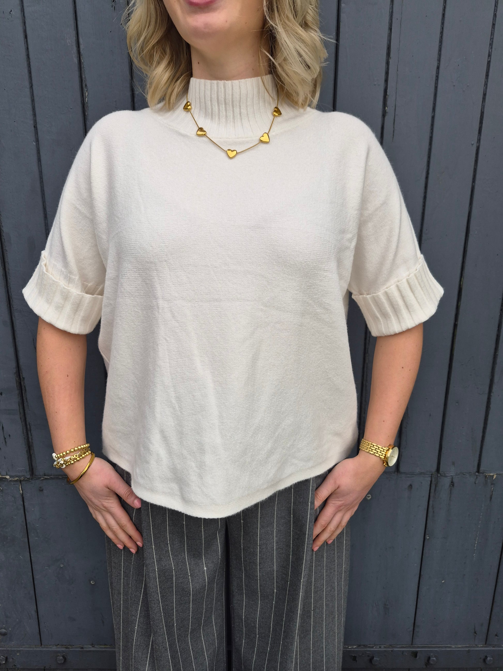 Basic knitted top roomwit met omslag op de mouwen en mooie halsafwerking Label Rozay