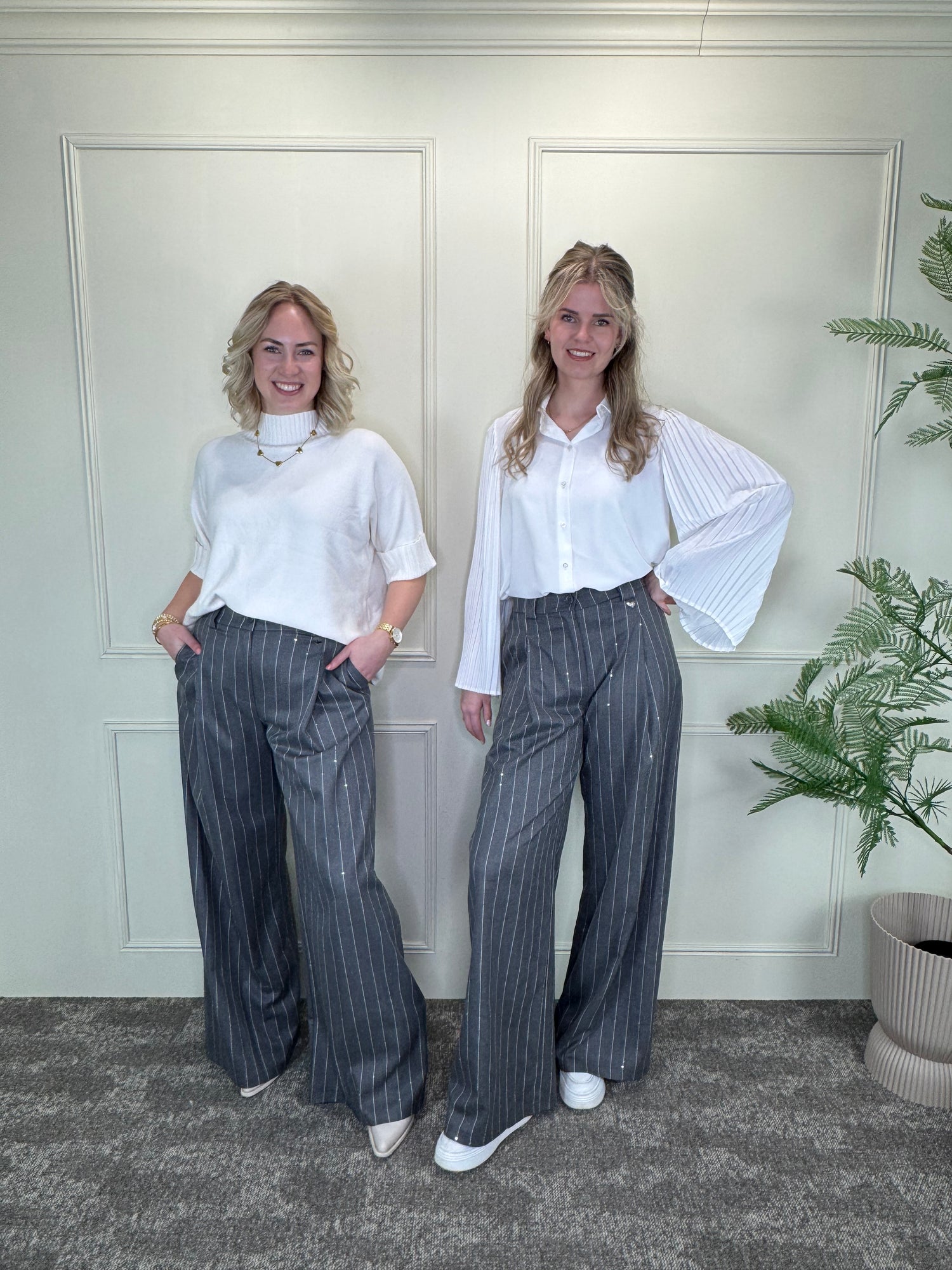 Grijze pantalon met krijtstreep en pailletten, gecombineerd met top roomwit en blouse plissé mouwen van Label Rozay