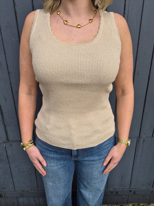 Comfortabel veelzijdig beige basic topje met gouden lurexdraadje en mooie halsafwerking voor verfijnde touch Label Rozay