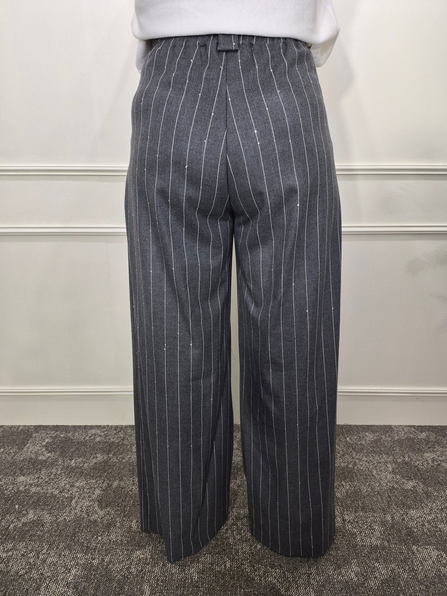Grijze pantalon met krijtstreep en pailletten wide leg van Label Rozay