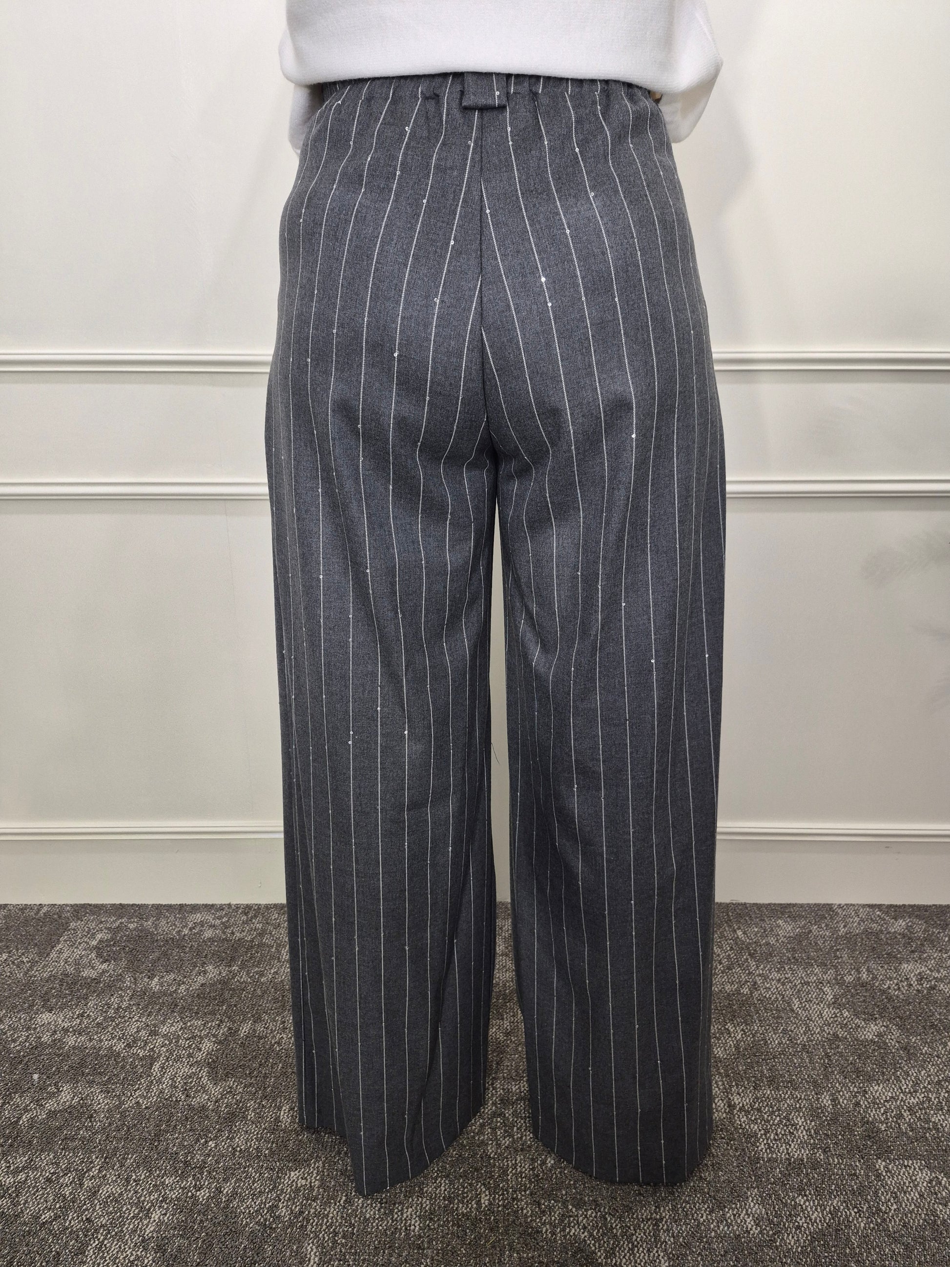 Grijze pantalon met krijtstreep en pailletten wide leg van Label Rozay