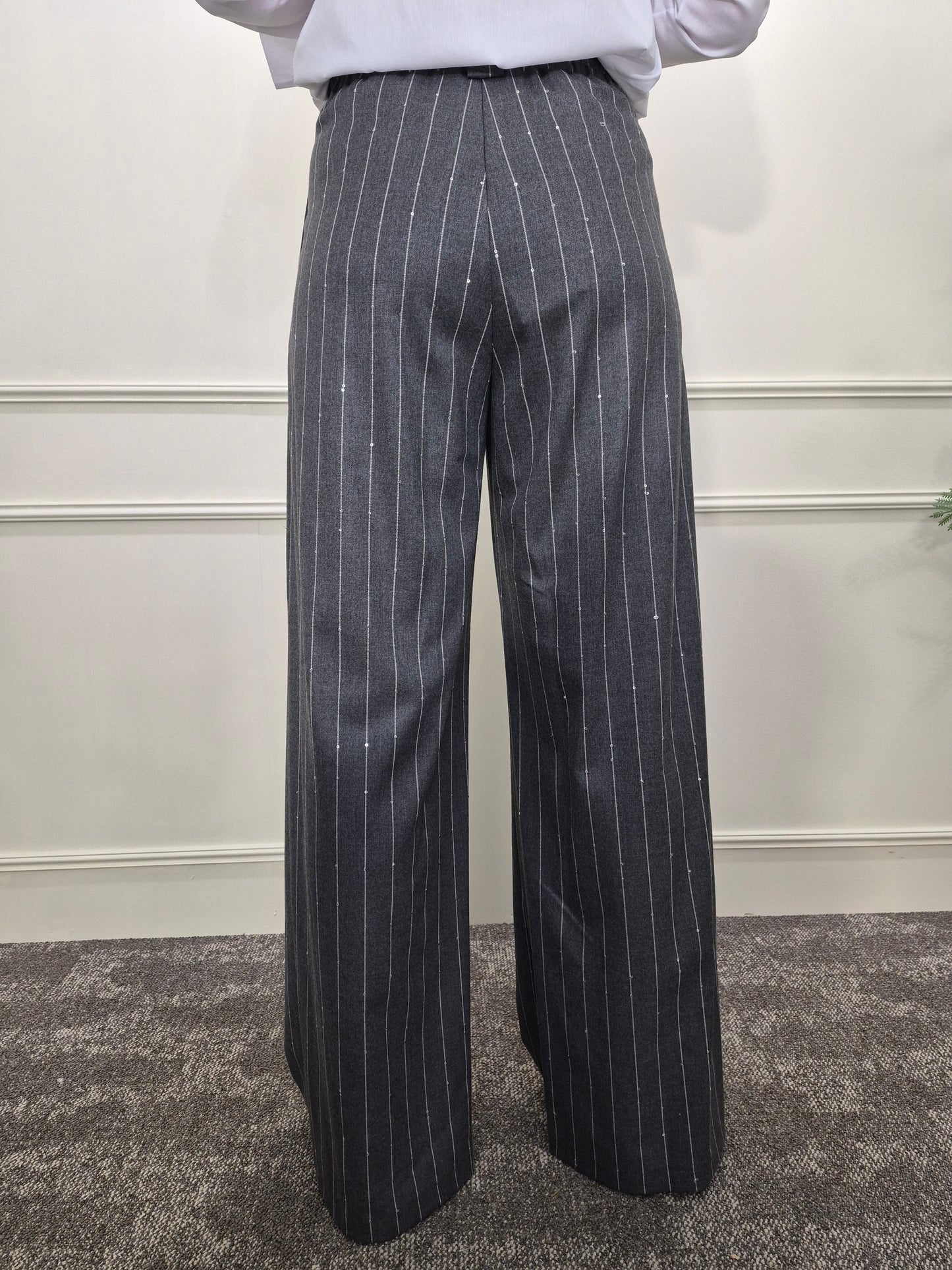 Grijze pantalon met krijtstreep en pailletten wide leg van Label Rozay