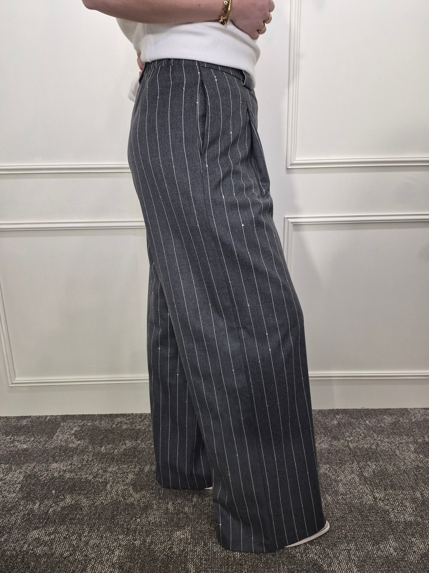 Grijze pantalon met krijtstreep en pailletten wide leg van Label Rozay