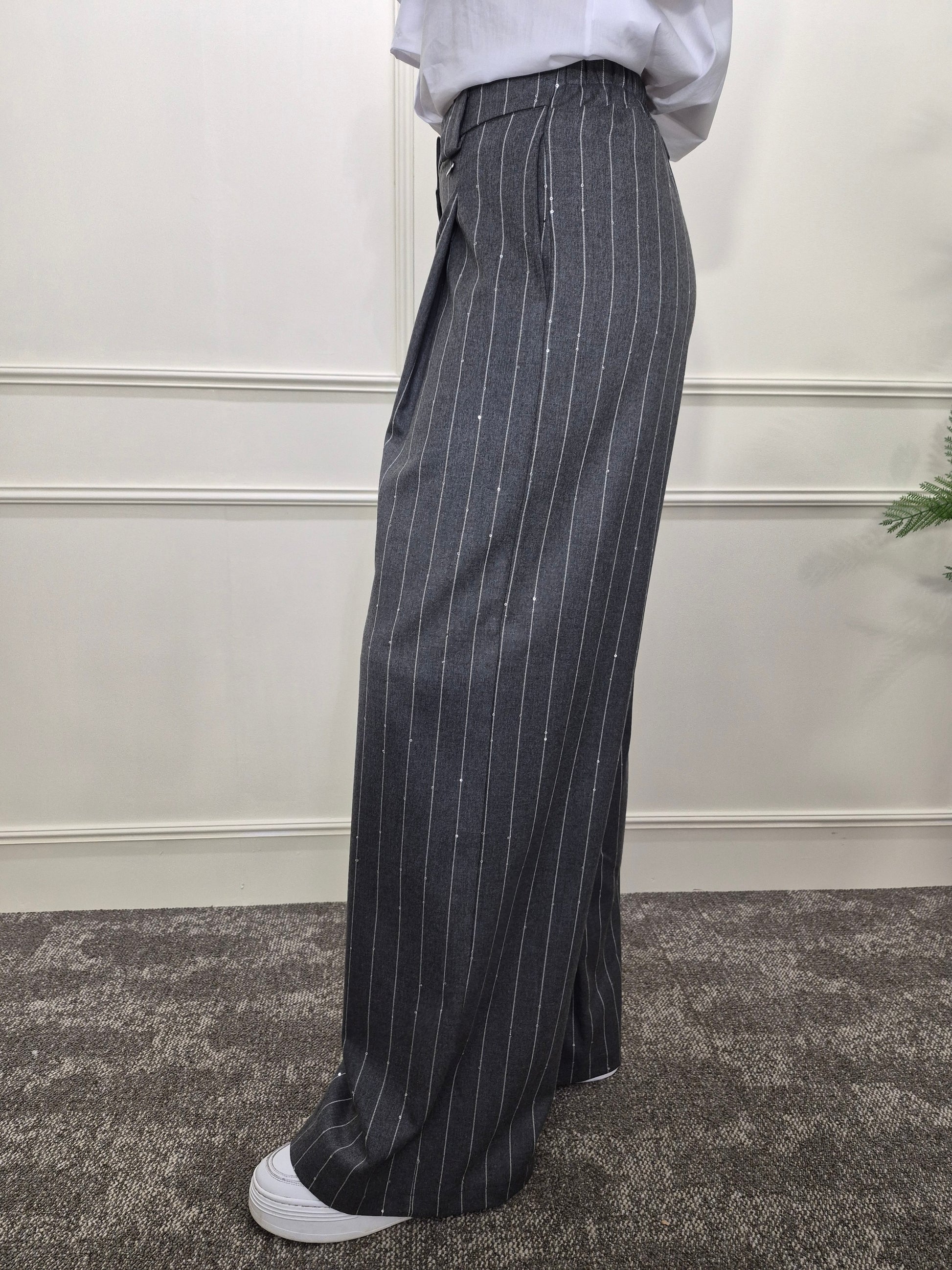 Grijze pantalon met krijtstreep en pailletten wide leg van Label Rozay