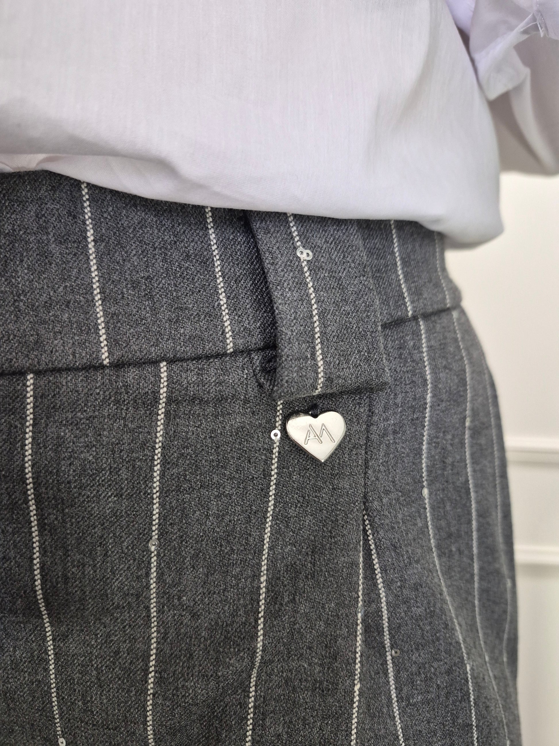 Grijze pantalon met krijtstreep en pailletten wide leg van Label Rozay