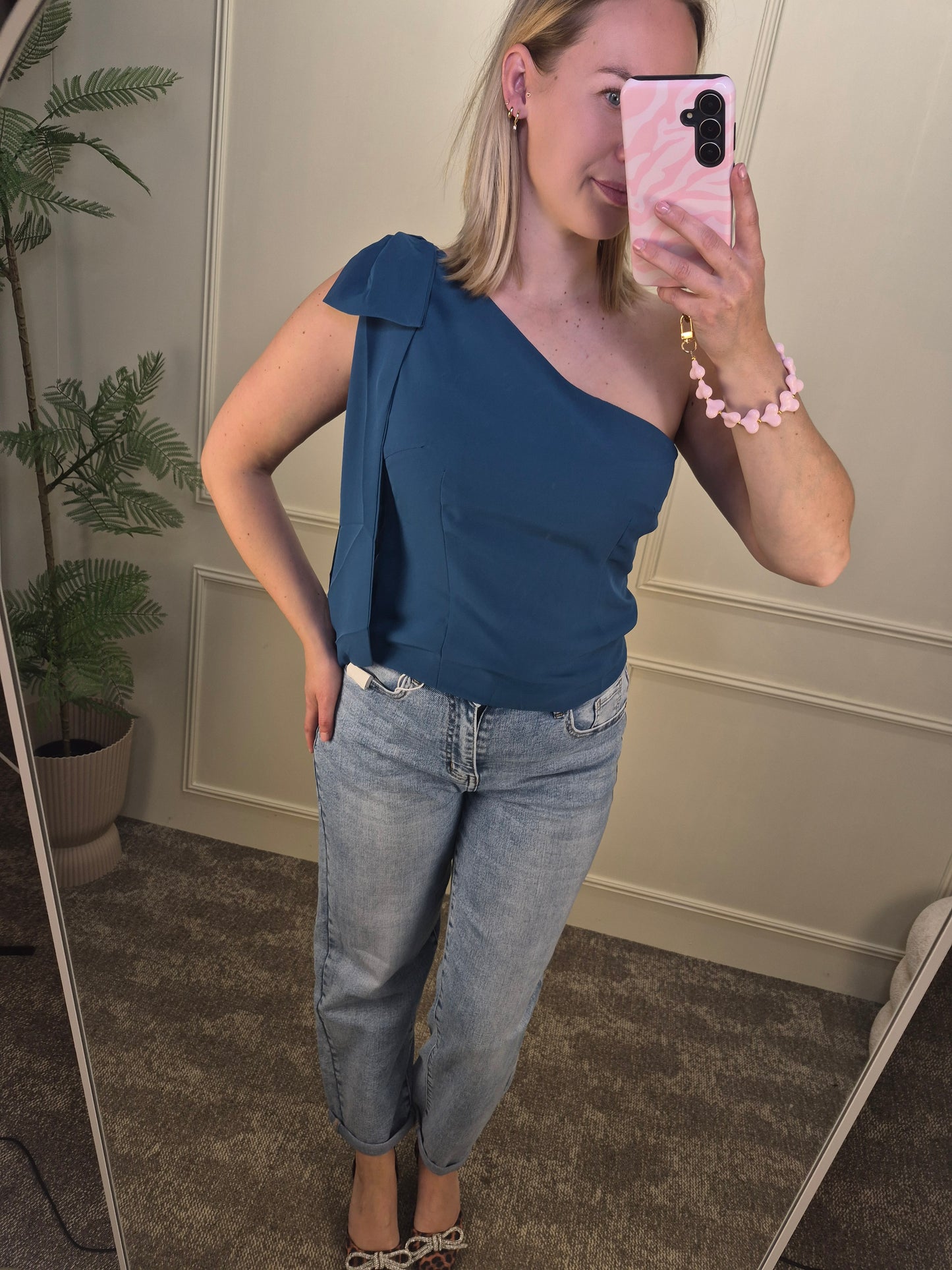 One-shoulder top met strikdetail