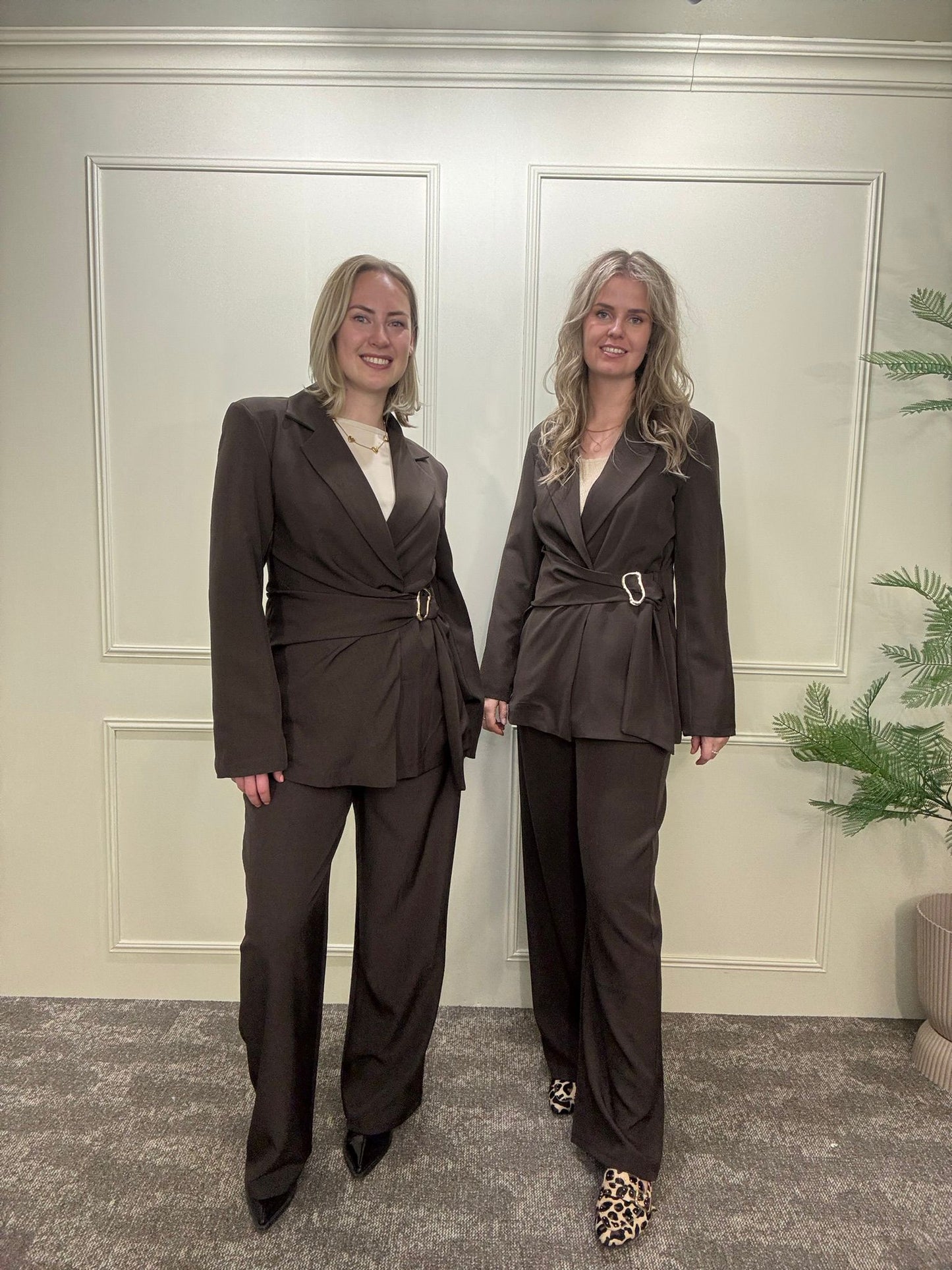 Set met een blazer met gouden gesp en pantalon in het bruin.