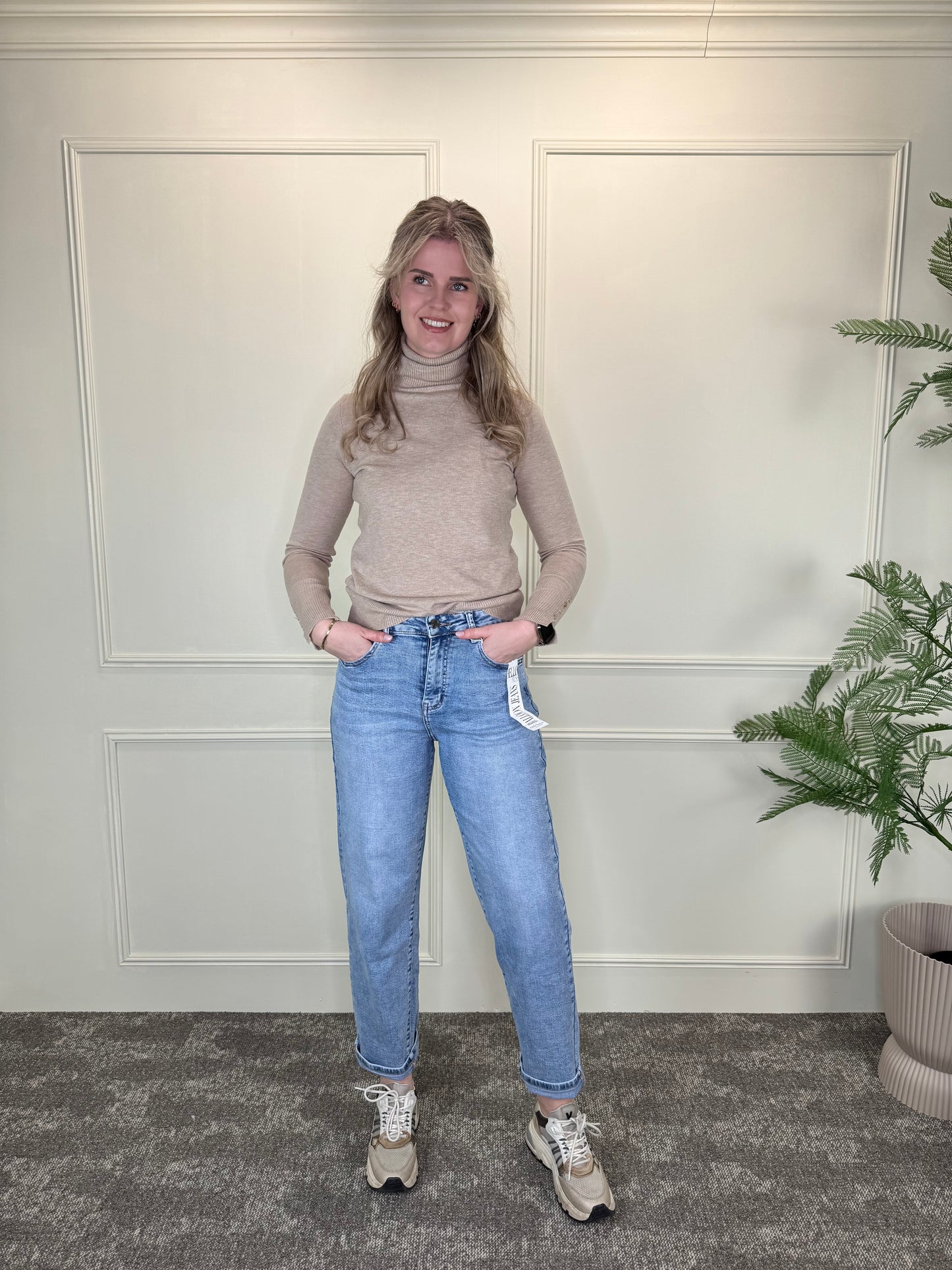 one-size coltrui beige met elegant gouden knoopdetail