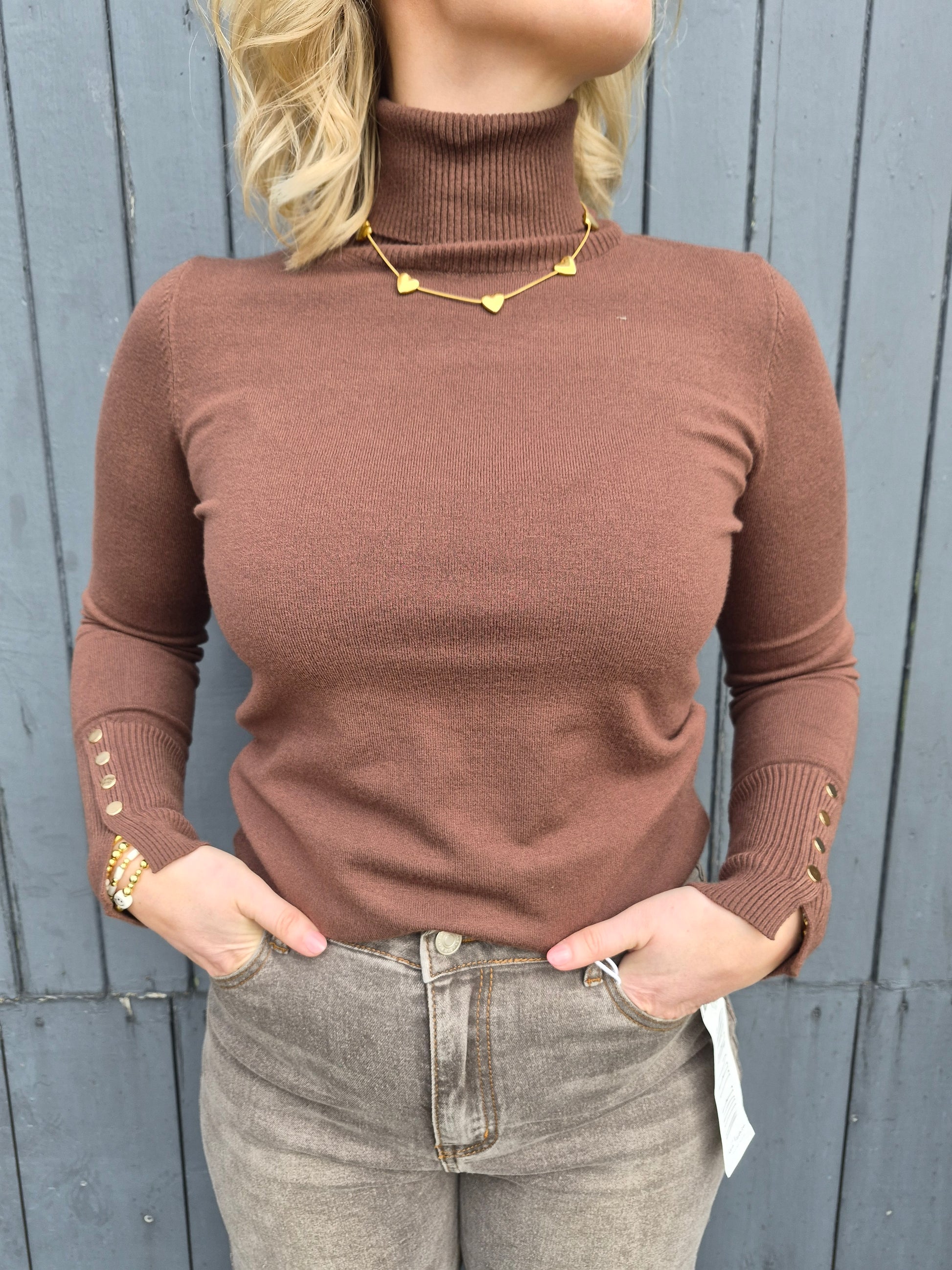 one-size coltrui bruin met elegant gouden knoopdetail