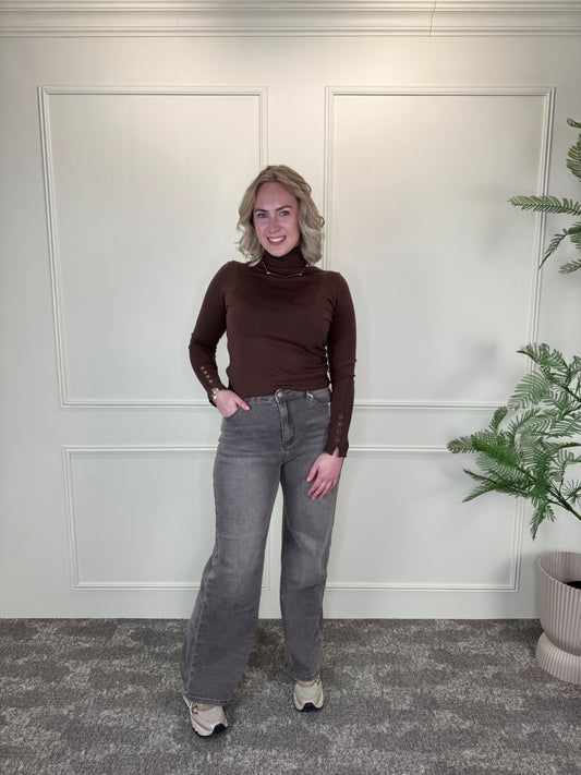 one-size coltrui bruin met elegant gouden knoopdetail