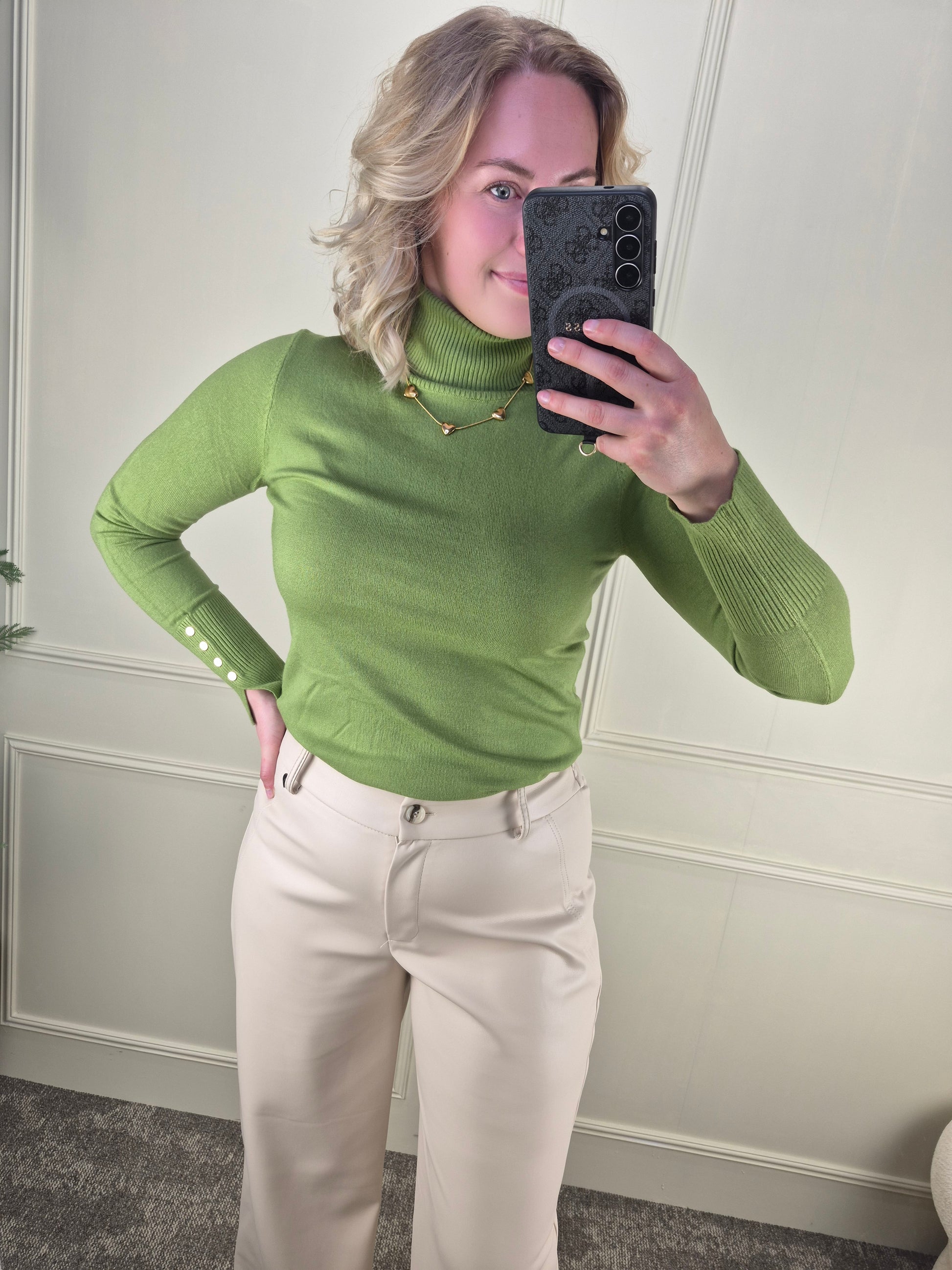 Top met col in groen met pu leather pants beige