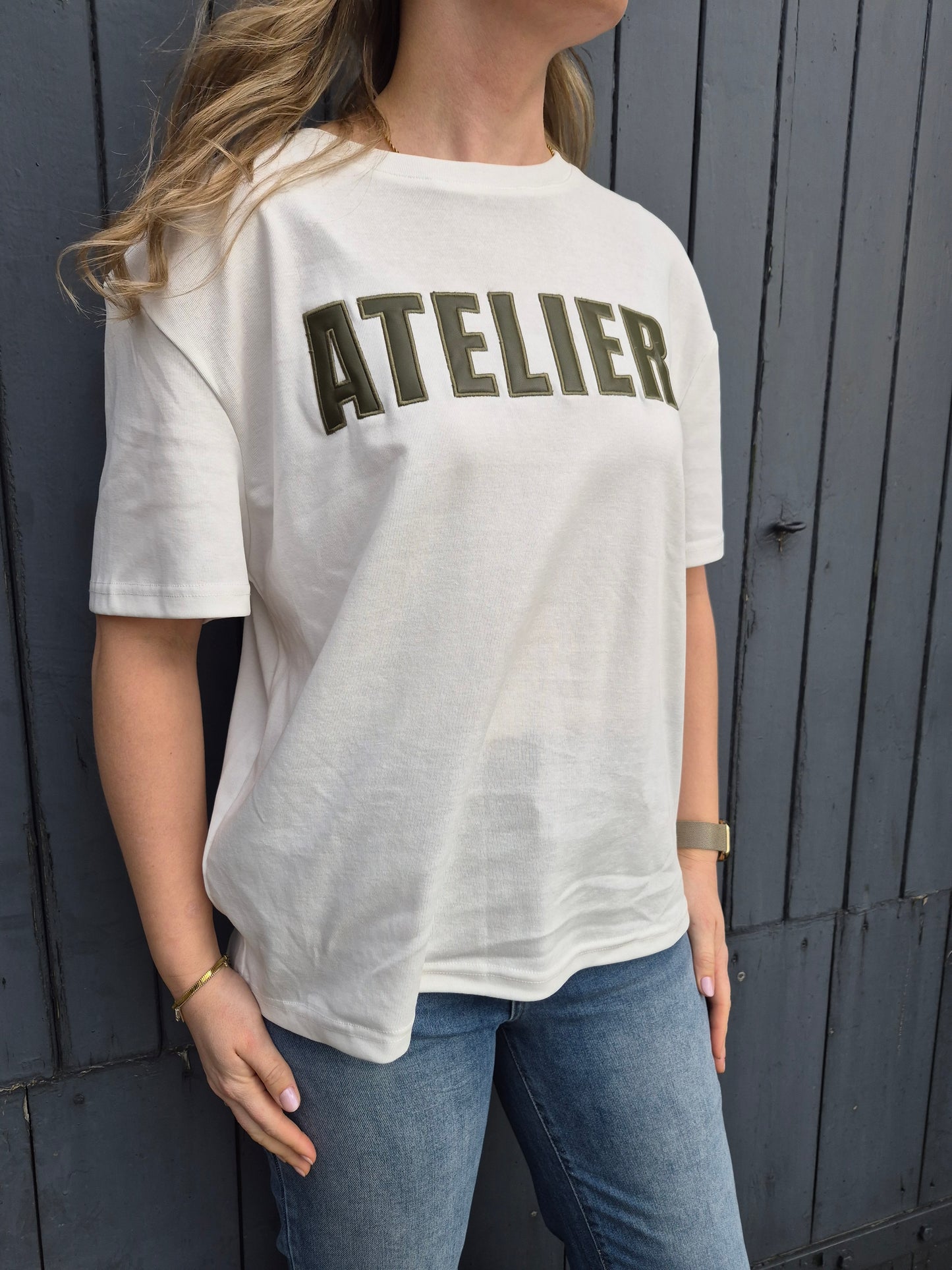 T-shirt Atelier met groen PU leren patchwork detail en comfortabele oversized one size fit Label Rozay
