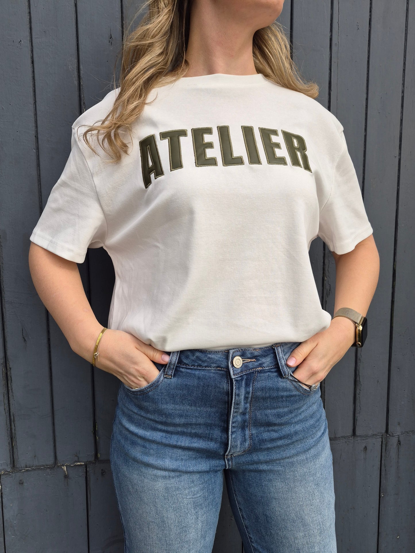 T-shirt Atelier van Ambika met groen PU leren patchwork detail en comfortabele oversized one size fit Label Rozay